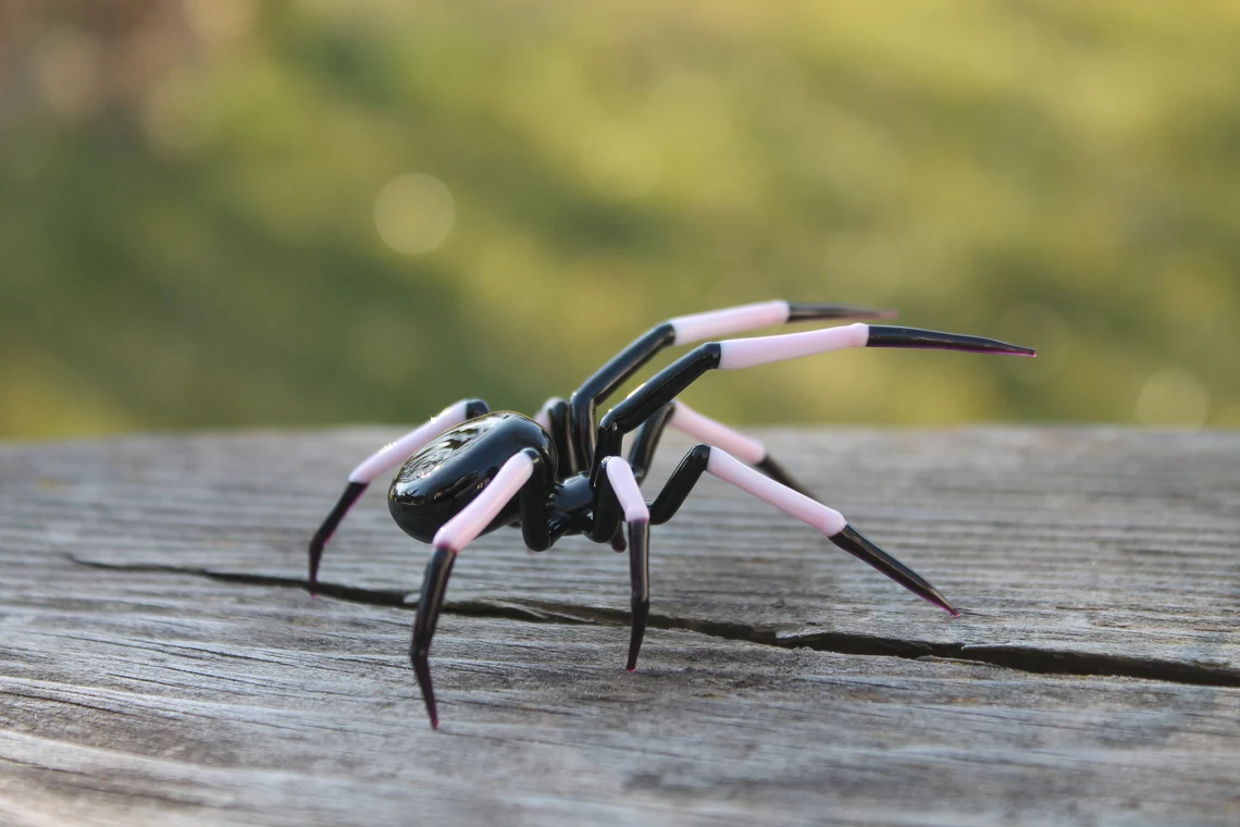 Black Spider With Pink Legs – Murano Glass Figurine Halloween Decor