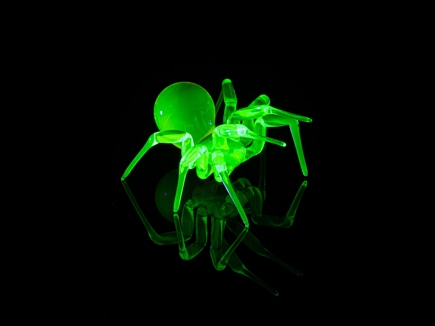 Handmade Uranium Glass Spider Figurine – Green Glowing UV Sculpture