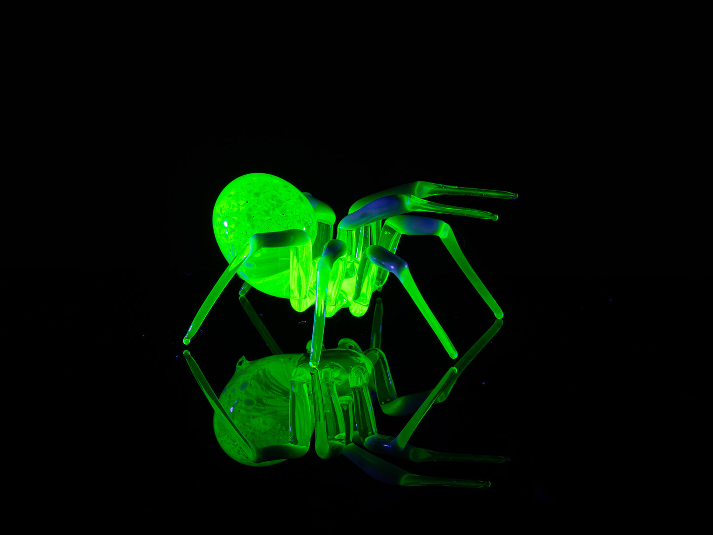 Uranium Glass Spider Figurine: Murano Art, UV Glowing Decor)