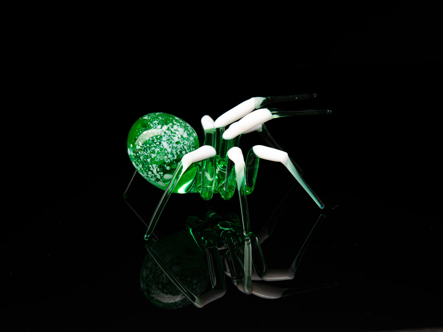 Handmade Uranium Glass Spider Figurine – Green Glowing UV Sculpture