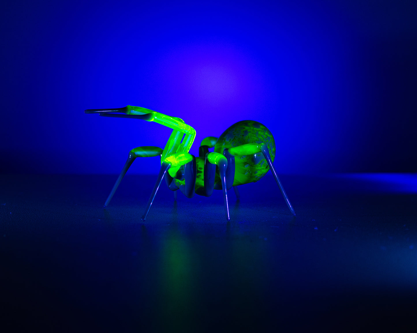 Deep Blue Green Uranium Glass Spider Figurine – Miniature Insect – Sci-Fi Glow in the Dark Sculpture – Handmade Lampwork