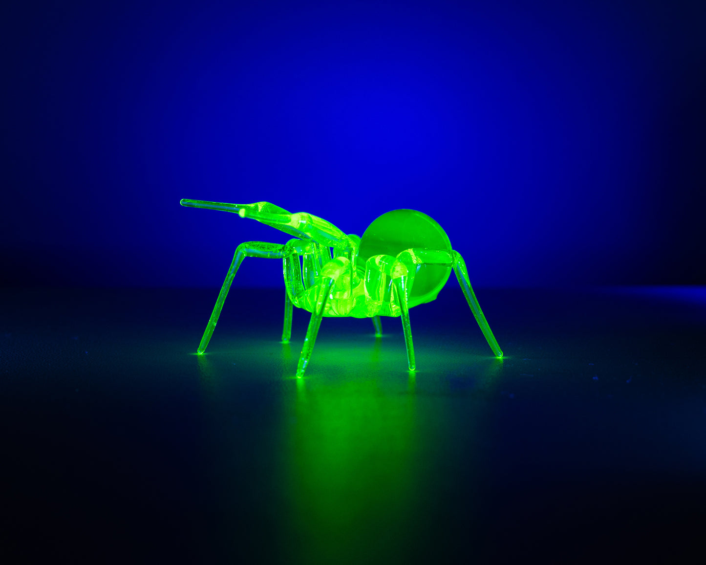 Green Yellow Uranium Glass Spider Figurine – Miniature Insect – Sci-Fi Glow in the Dark Sculpture – Handmade Lampwork