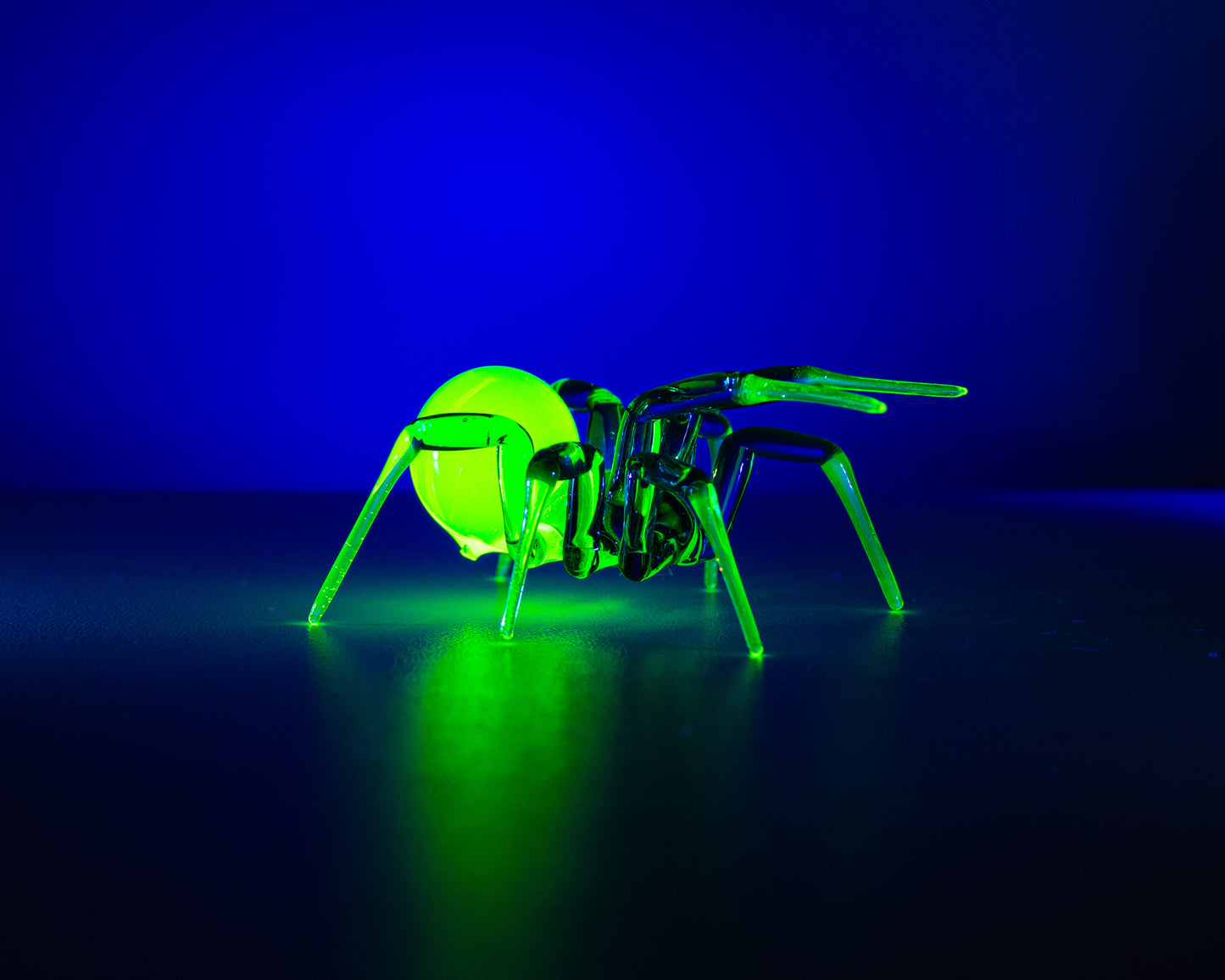Green Blue Uranium Glass Spider Figurine – Miniature Insect – Sci-Fi Glow in the Dark Sculpture – Handmade Lampwork