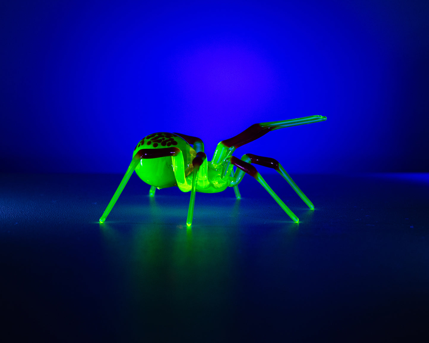 Bronze Red Uranium Glass Spider Figurine – Miniature Insect – Sci-Fi Glow in the Dark Sculpture – Handmade Lampwork