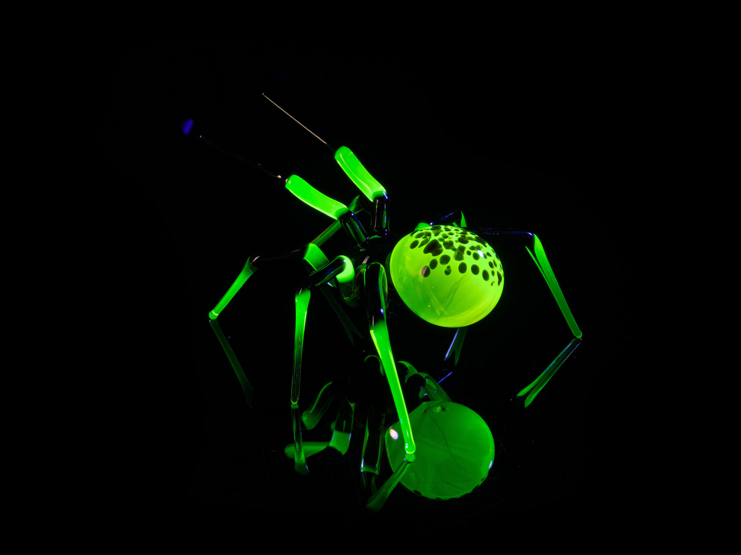 Handmade Uranium Glass Spider Figurine – Green Glowing UV Sculpture