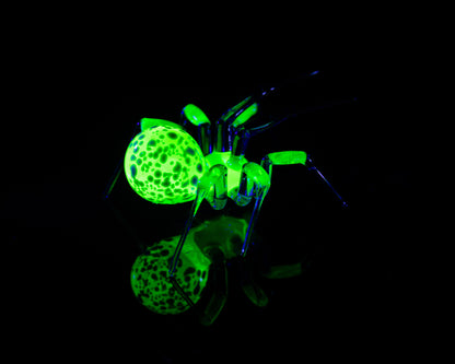 Deep Blue Green Uranium Glass Spider Figurine – Miniature Insect – Sci-Fi Glow in the Dark Sculpture – Handmade Lampwork