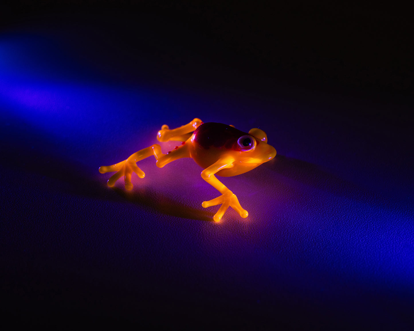 Yellow Uranium Glass Frog – Glowing Handmade Figurine, UV Reactive Amphibian Decoration Unique Collectible Gift
