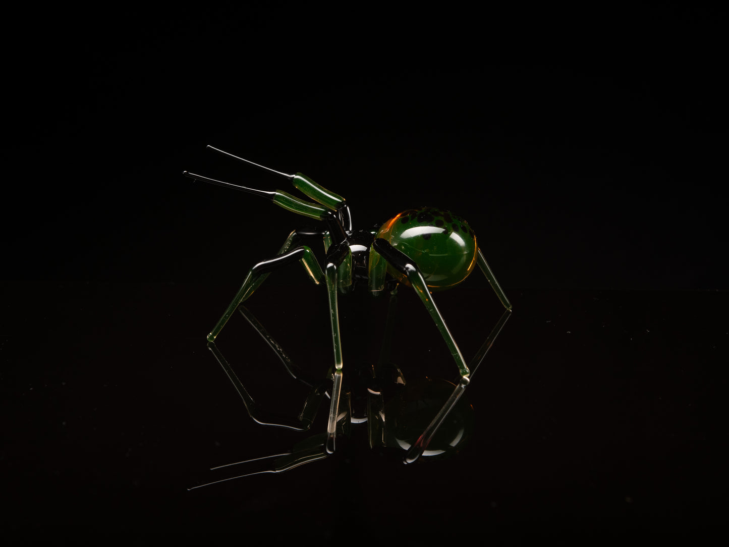 Handmade Uranium Glass Spider Figurine – Green Glowing UV Sculpture