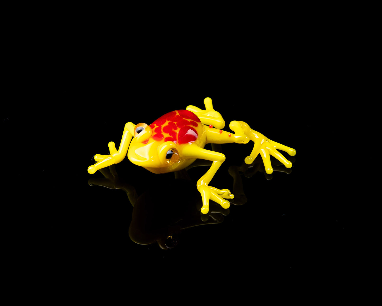 Yellow Uranium Glass Frog – Glowing Handmade Figurine, UV Reactive Amphibian Decoration Unique Collectible Gift
