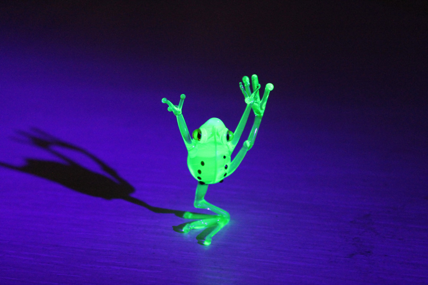 Uranium Glass Frog Hand-Blown Collectible Figurine Blown Uranium Vaseline Glass Figurine Frog necklace Glass UV Miniature
