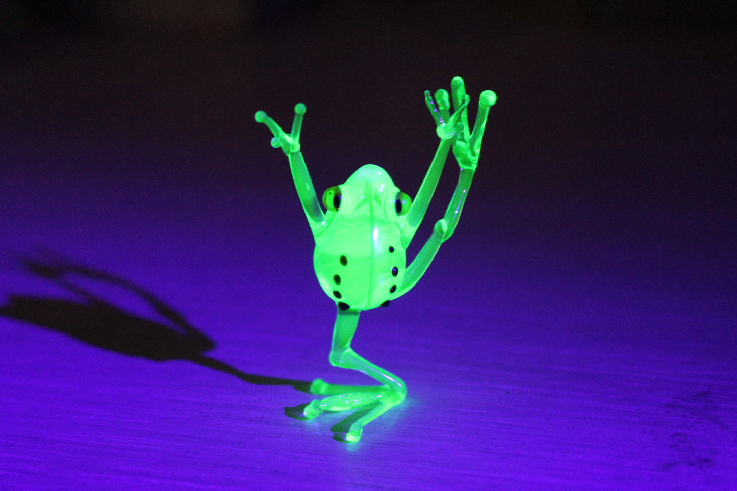 Uranium Glass Frog Hand-Blown Collectible Figurine Blown Uranium Vaseline Glass Figurine Frog necklace Glass UV Miniature
