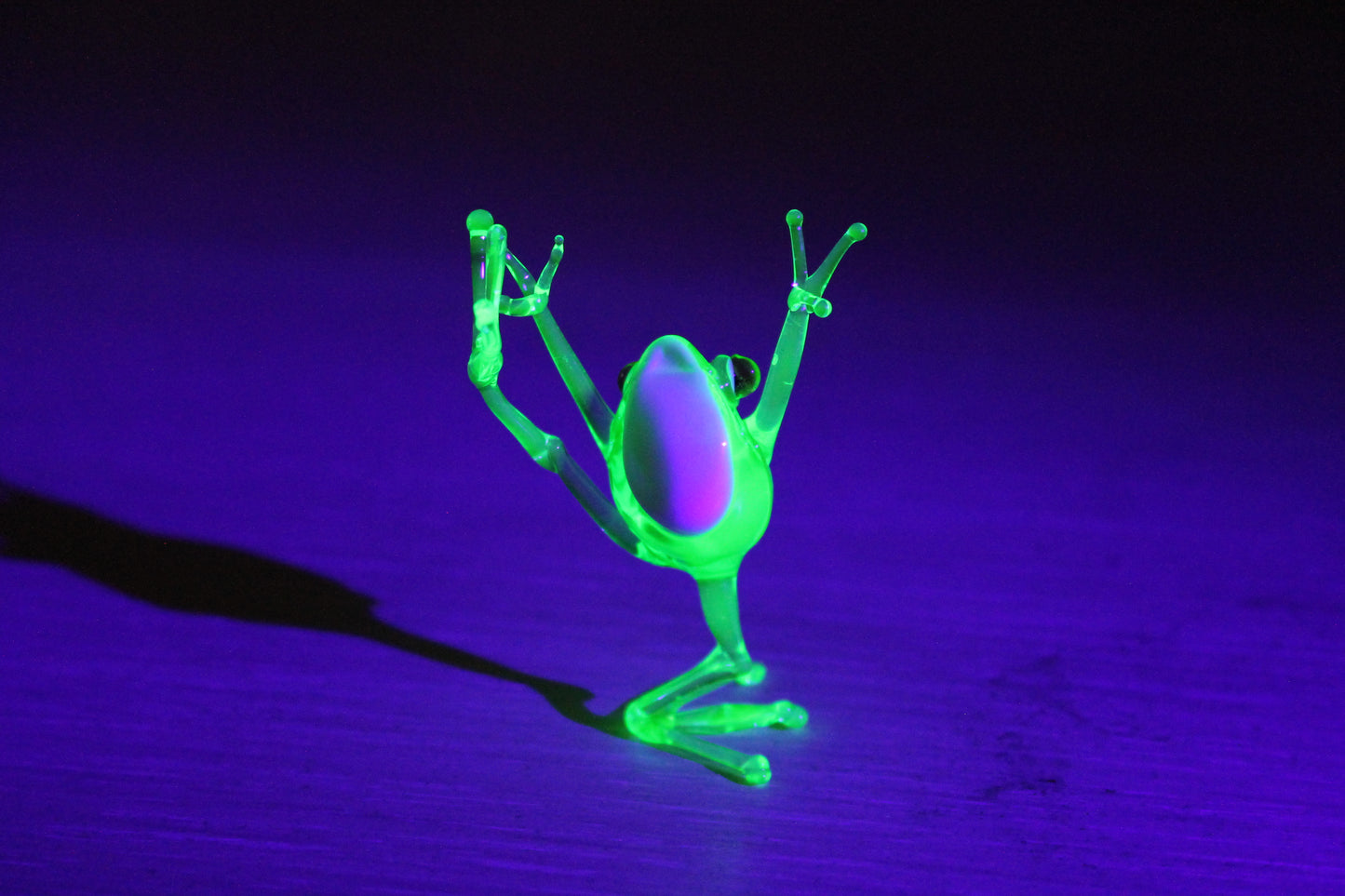 Uranium Glass Frog Hand-Blown Collectible Figurine Blown Uranium Vaseline Glass Figurine Frog necklace Glass UV Miniature