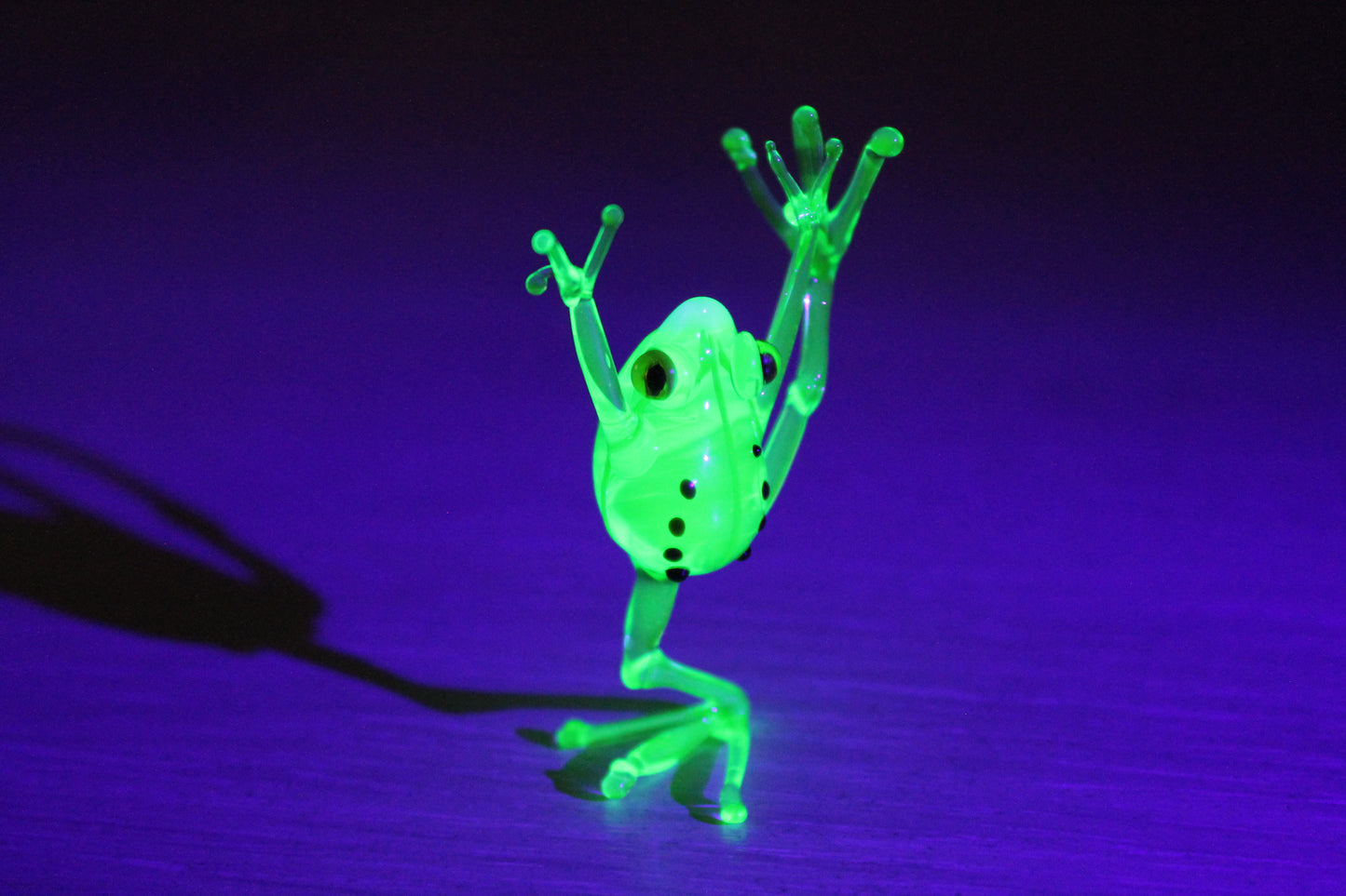 Uranium Glass Frog Hand-Blown Collectible Figurine Blown Uranium Vaseline Glass Figurine Frog necklace Glass UV Miniature