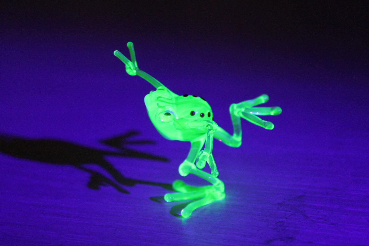Uranium Glass Frog Hand-Blown Art Collectible Figurine Blown Uranium Vaseline Glass Figurine Frog necklace Glass UV Miniature