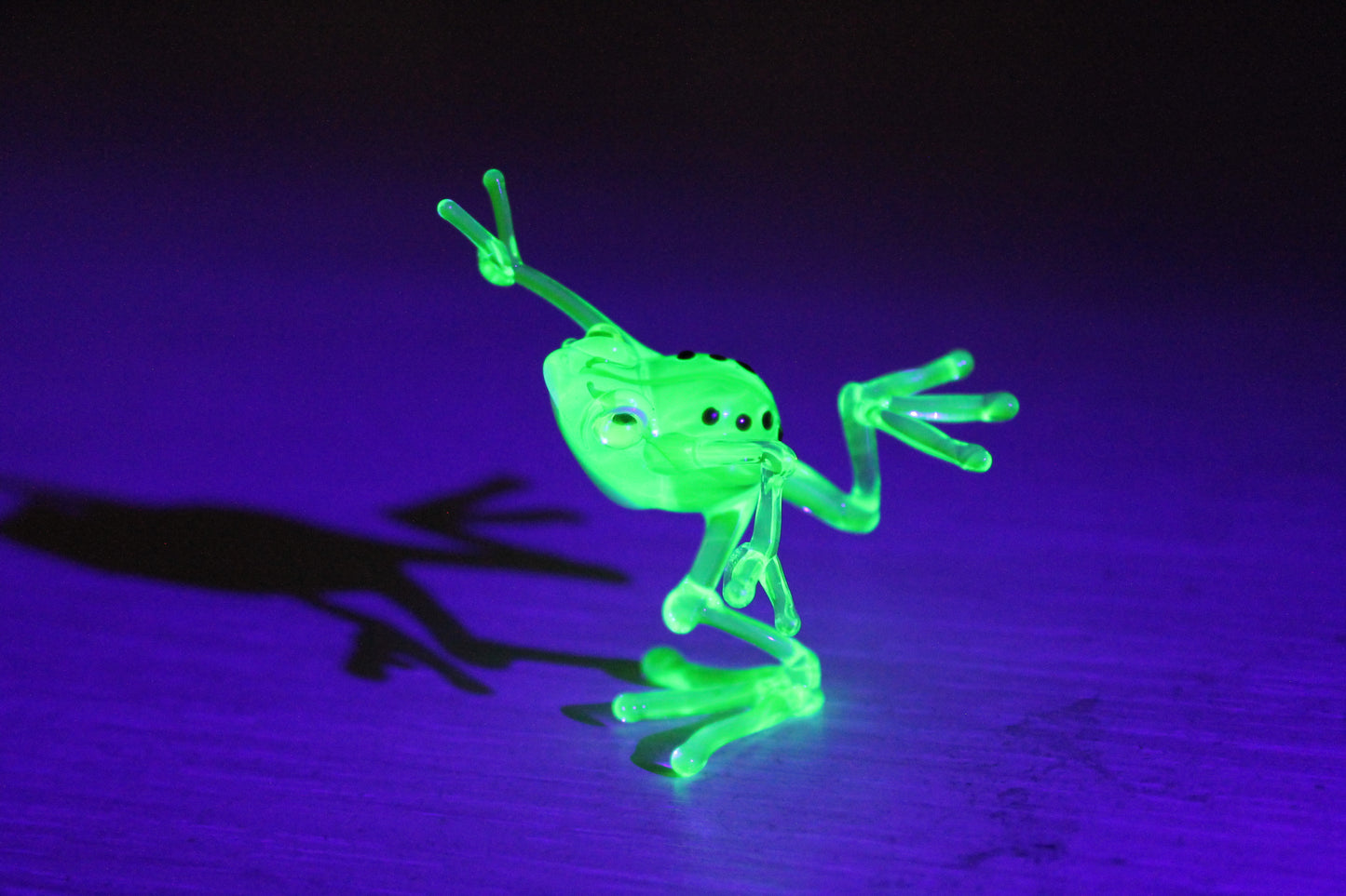 Uranium Glass Frog Hand-Blown Art Collectible Figurine Blown Uranium Vaseline Glass Figurine Frog necklace Glass UV Miniature