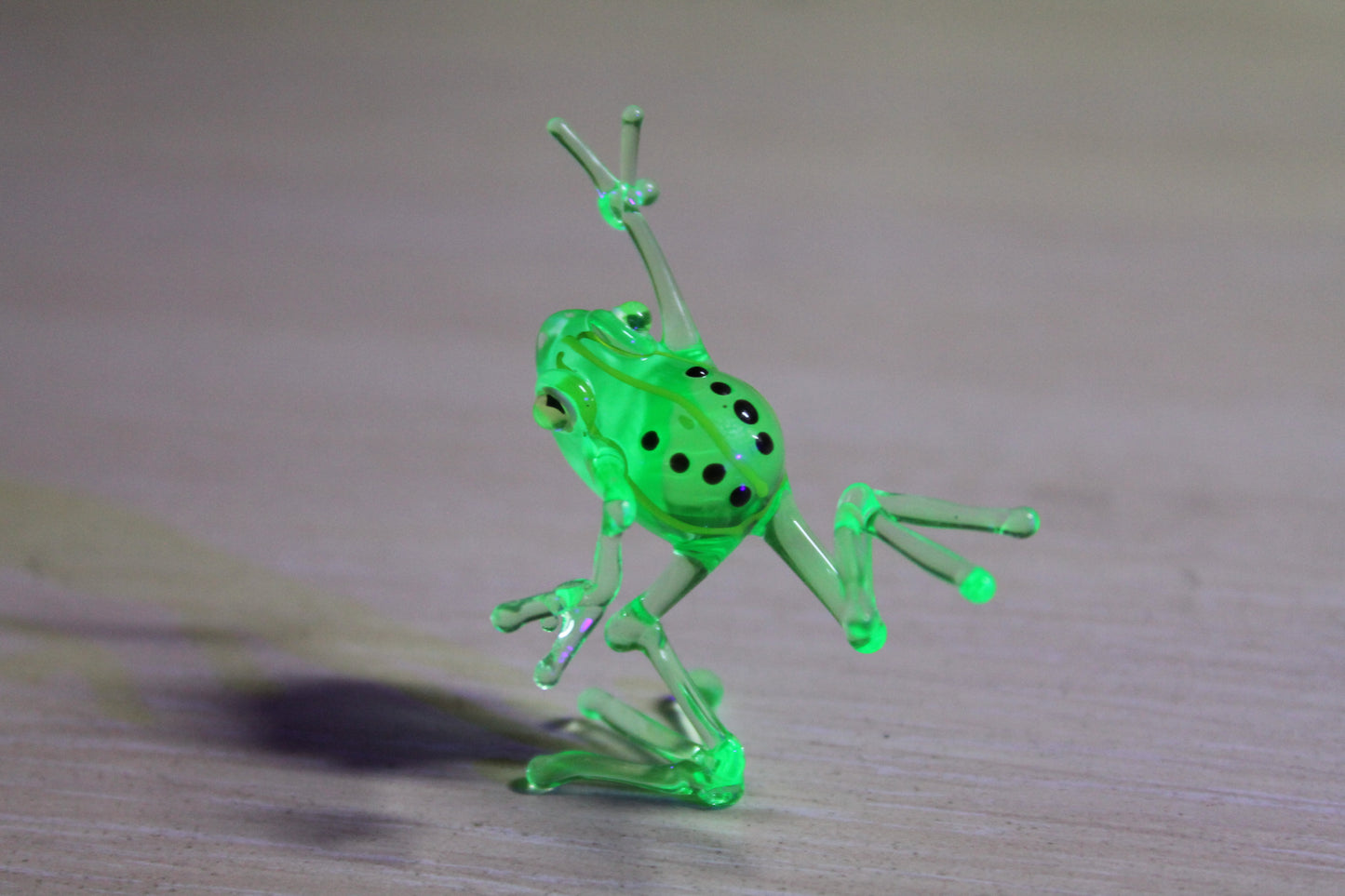 Uranium Glass Frog Hand-Blown Art Collectible Figurine Blown Uranium Vaseline Glass Figurine Frog necklace Glass UV Miniature