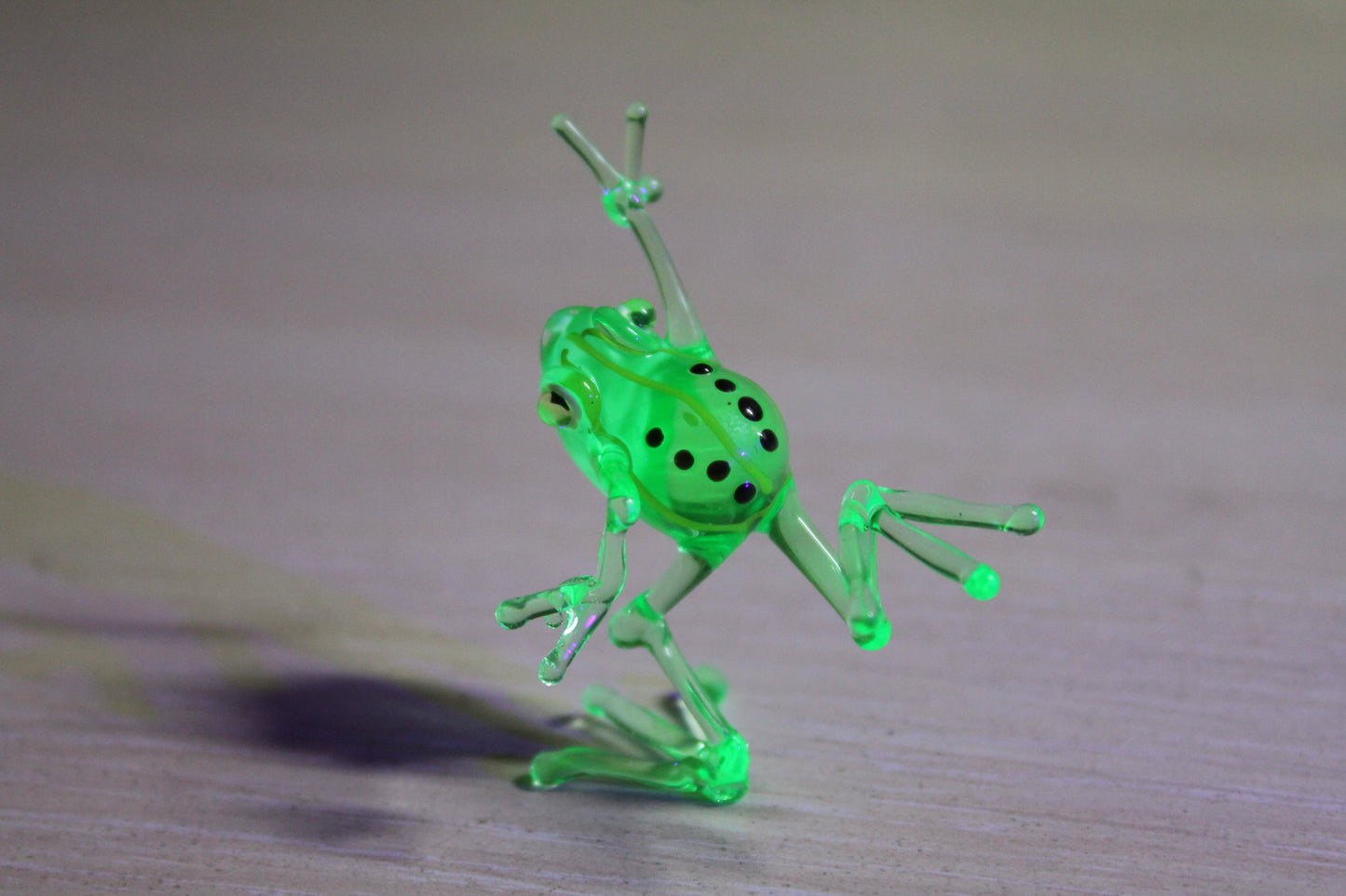 Uranium Glass Frog Hand-Blown Art Collectible Figurine Blown Uranium Vaseline Glass Figurine Frog necklace Glass UV Miniature