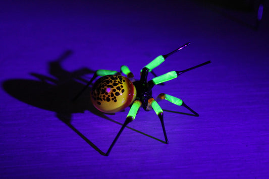 UV Light Reactive Spider – Luminous Yellow-Black Glass Art