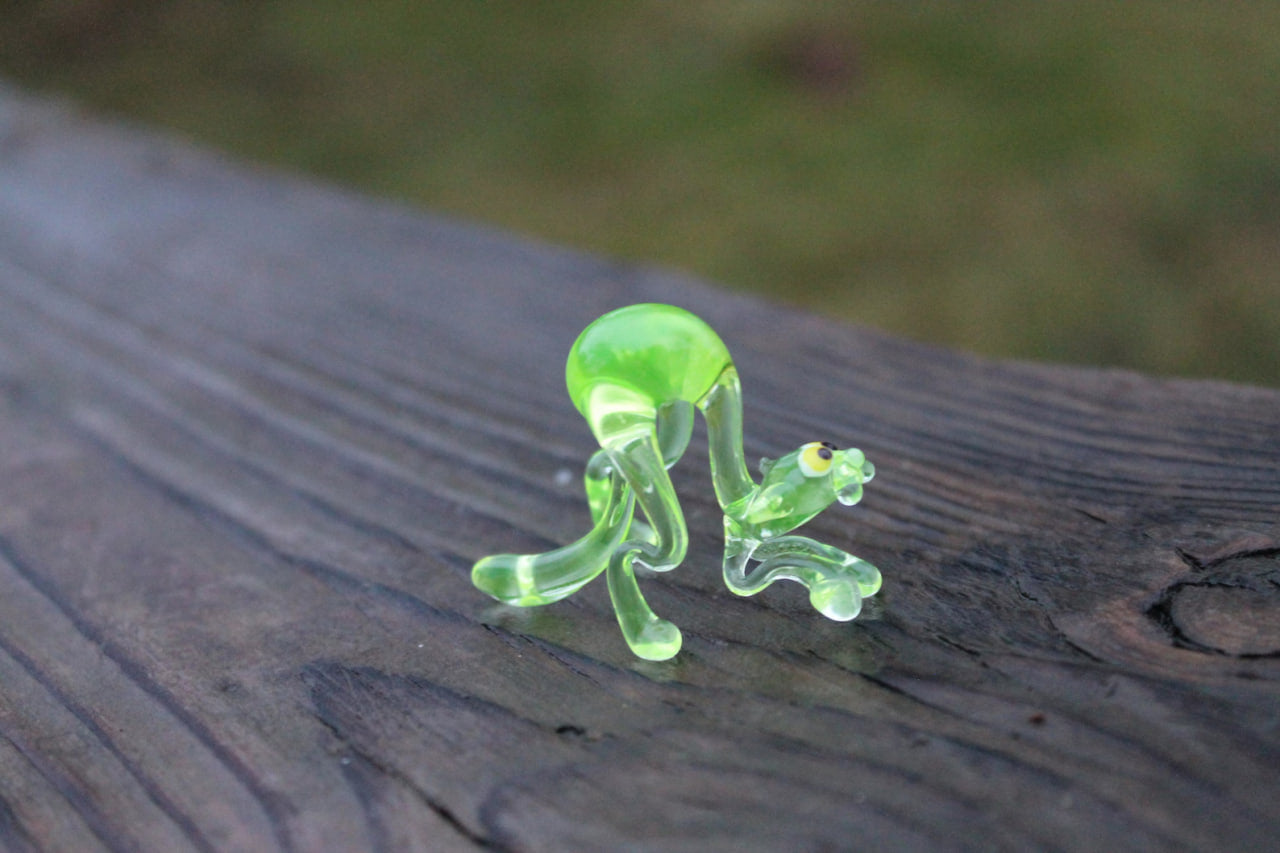 Glowing Green Cat Figurine – Uranium Glass Miniature