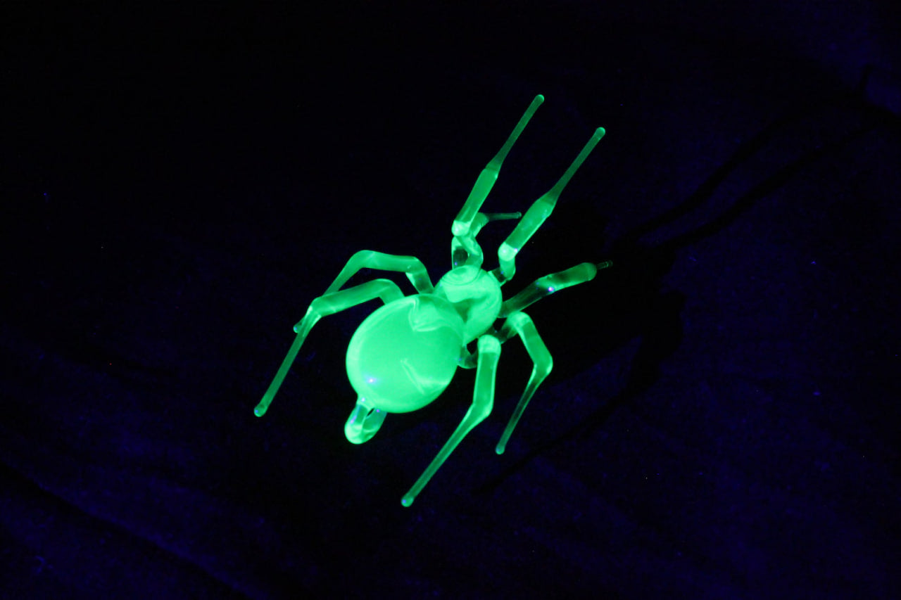 Fantasy Spider Pendant – Luminous Uranium Glass Jewelry
