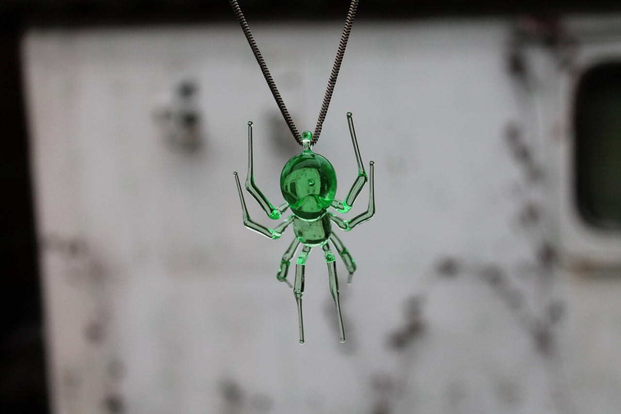 Fantasy Spider Pendant – Luminous Uranium Glass Jewelry