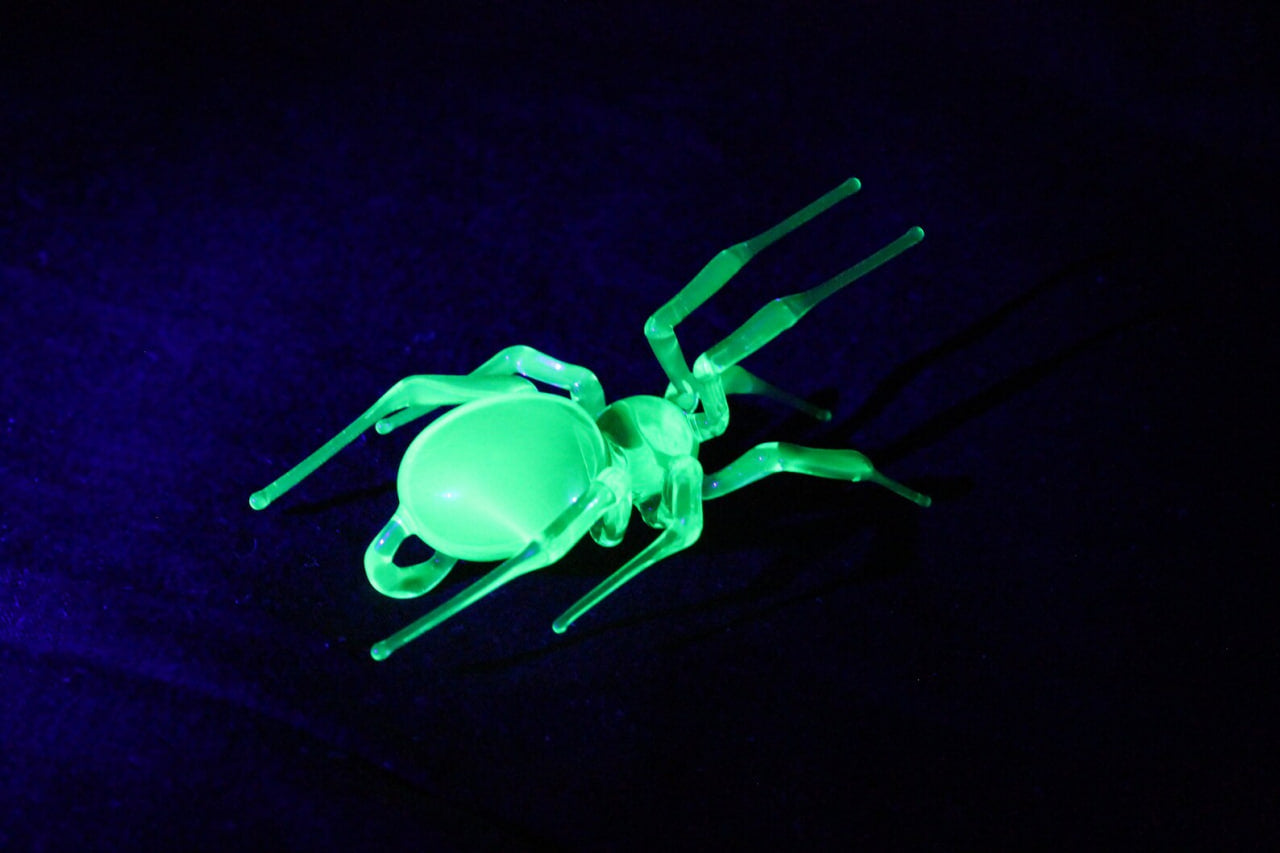 Fantasy Spider Pendant – Luminous Uranium Glass Jewelry