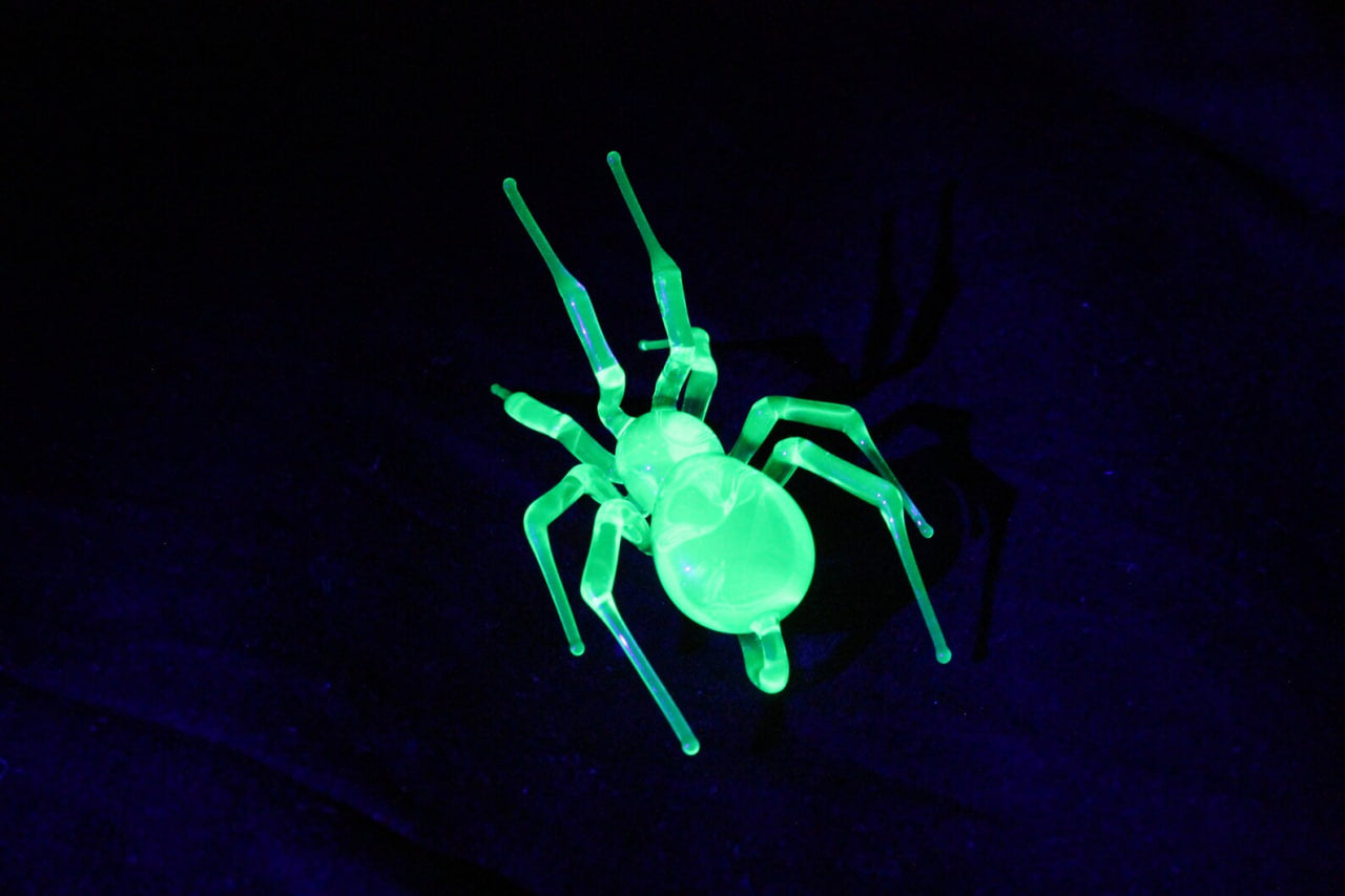 Fantasy Spider Pendant – Luminous Uranium Glass Jewelry