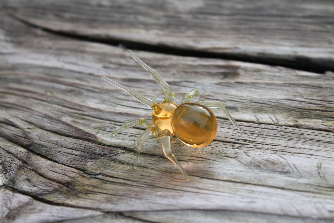 Tiny Glowing Spider Figurine – Uranium Glass Miniature Art