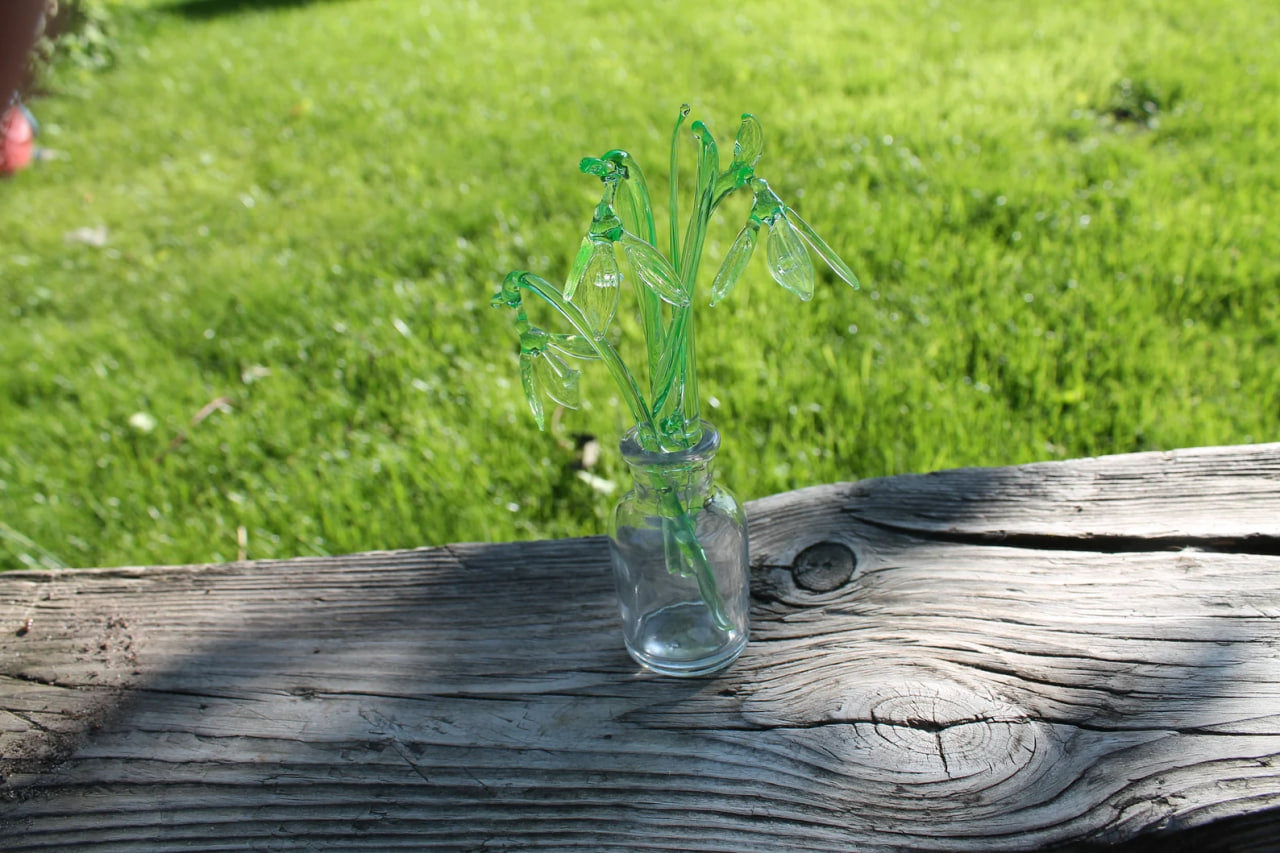 Uranium Glass Snowdrops Sculpture – Glowing Lampwork Flowers – Handmade Glass Bouquet
