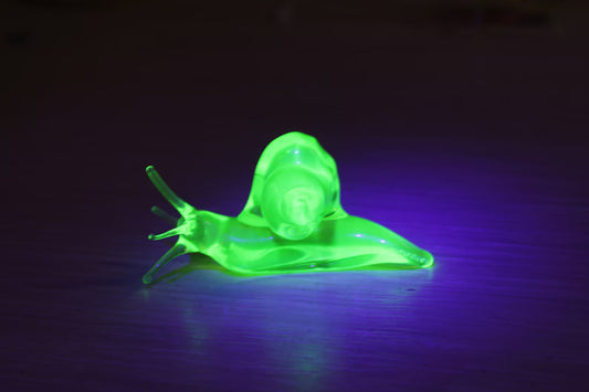 Tiny Uranium Glass Snail – Glow-in-the-Dark Animal Figurine