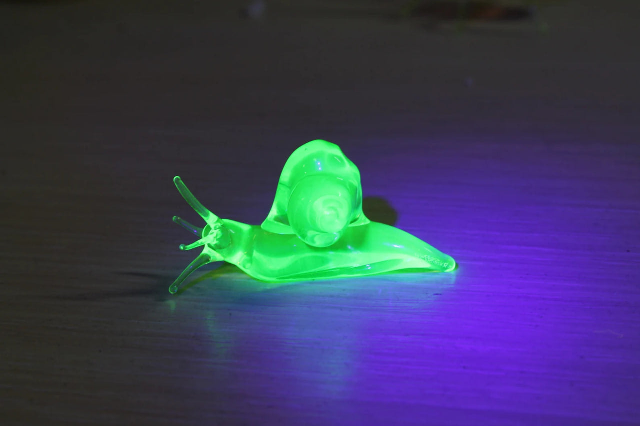 Tiny Uranium Glass Snail – Glow-in-the-Dark Animal Figurine