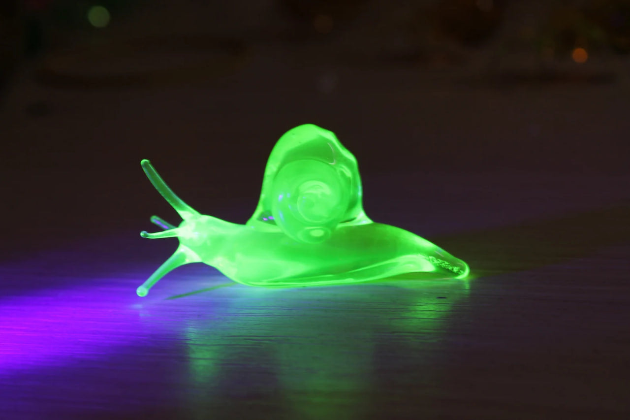 Tiny Uranium Glass Snail – Glow-in-the-Dark Animal Figurine