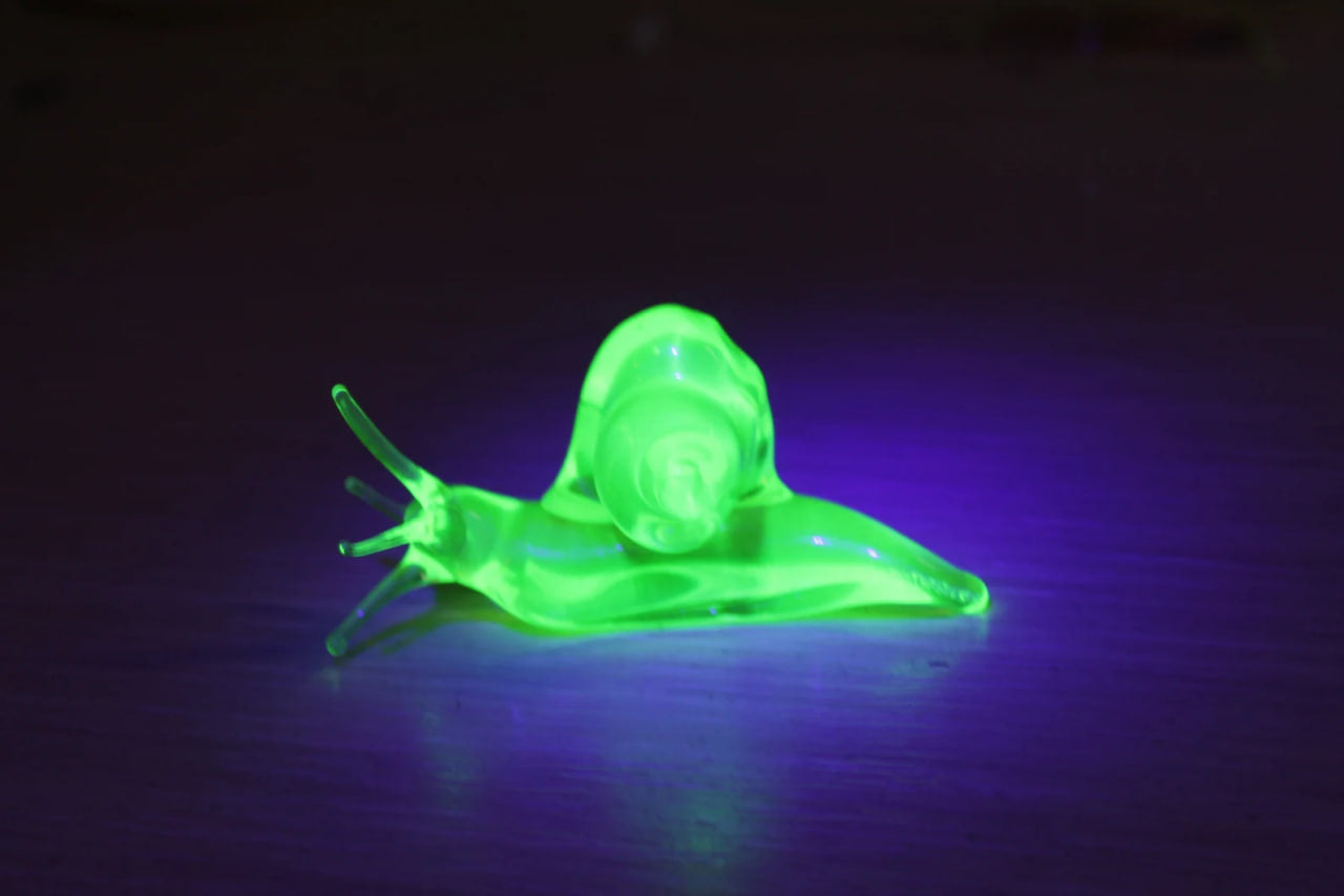 Tiny Uranium Glass Snail – Glow-in-the-Dark Animal Figurine