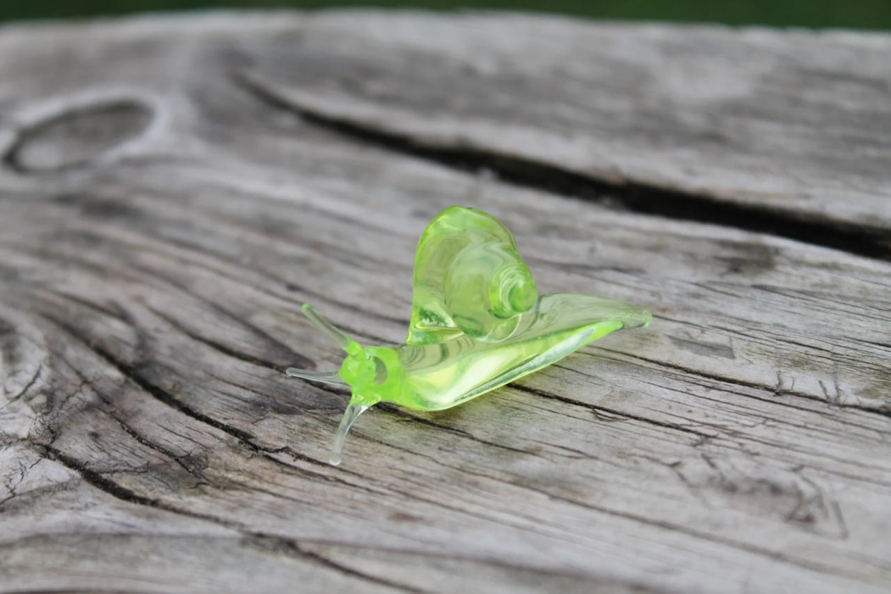 Tiny Uranium Glass Snail – Glow-in-the-Dark Animal Figurine