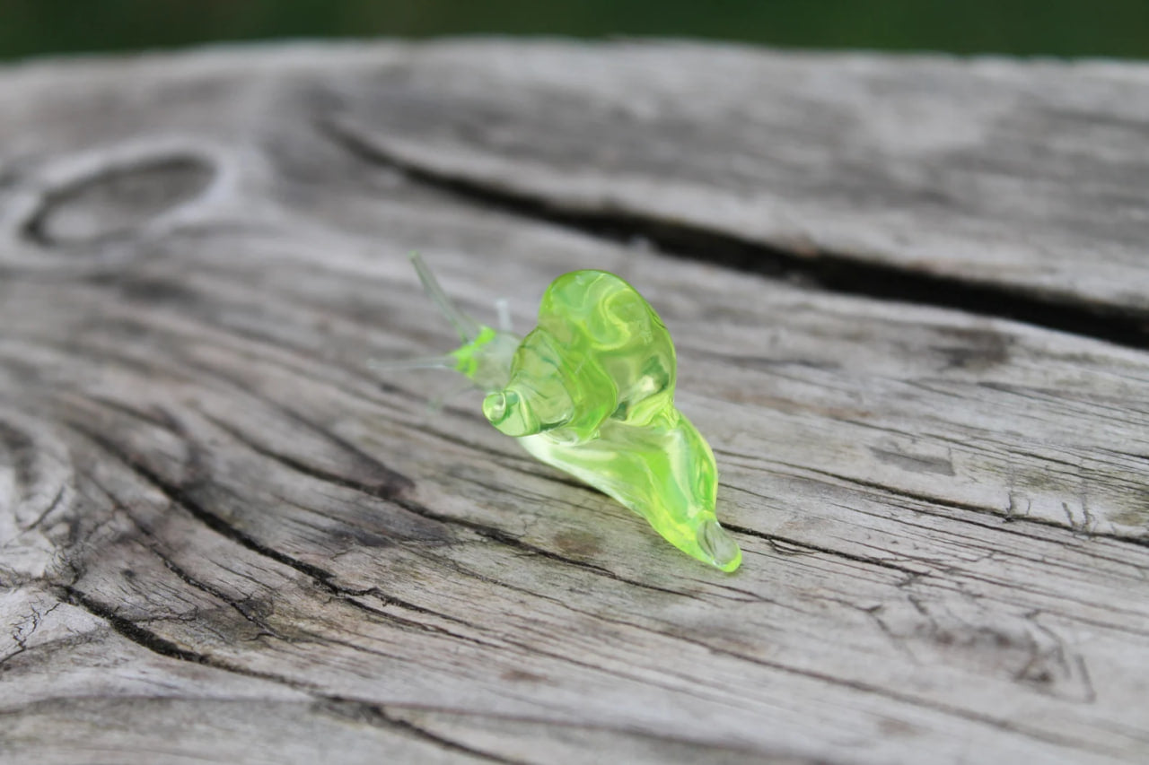 Tiny Uranium Glass Snail – Glow-in-the-Dark Animal Figurine