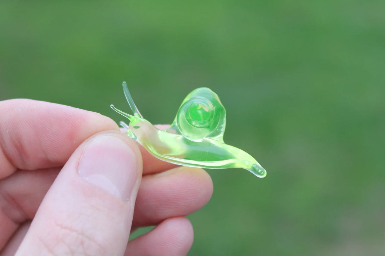 Tiny Uranium Glass Snail – Glow-in-the-Dark Animal Figurine