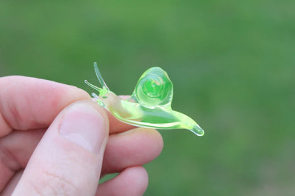 Tiny Uranium Glass Snail – Glow-in-the-Dark Animal Figurine