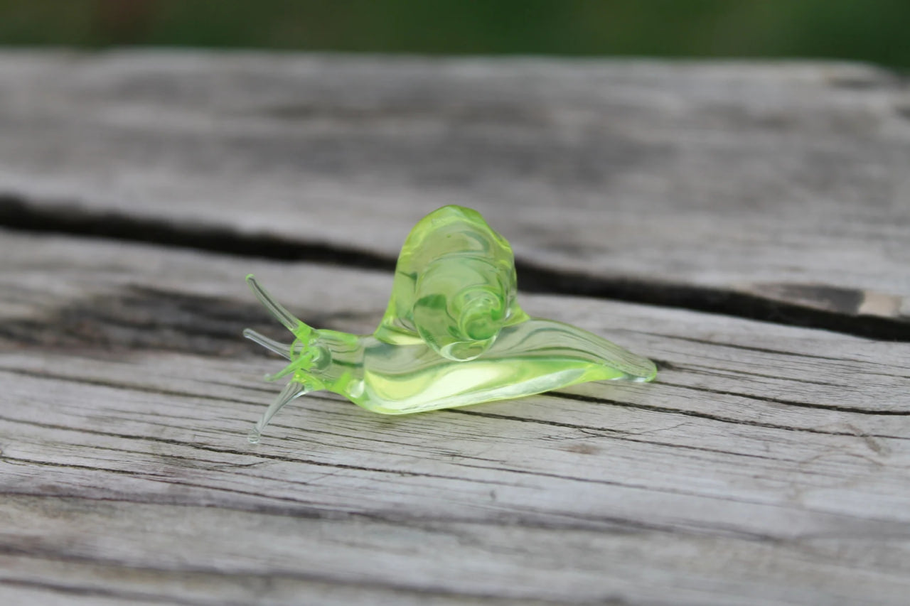Tiny Uranium Glass Snail – Glow-in-the-Dark Animal Figurine