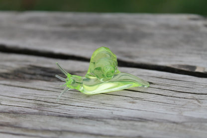 Tiny Uranium Glass Snail – Glow-in-the-Dark Animal Figurine
