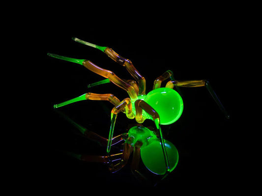 Uranium Glass Spider Figurine – Glowing Lampwork Sculpture, UV Reactive