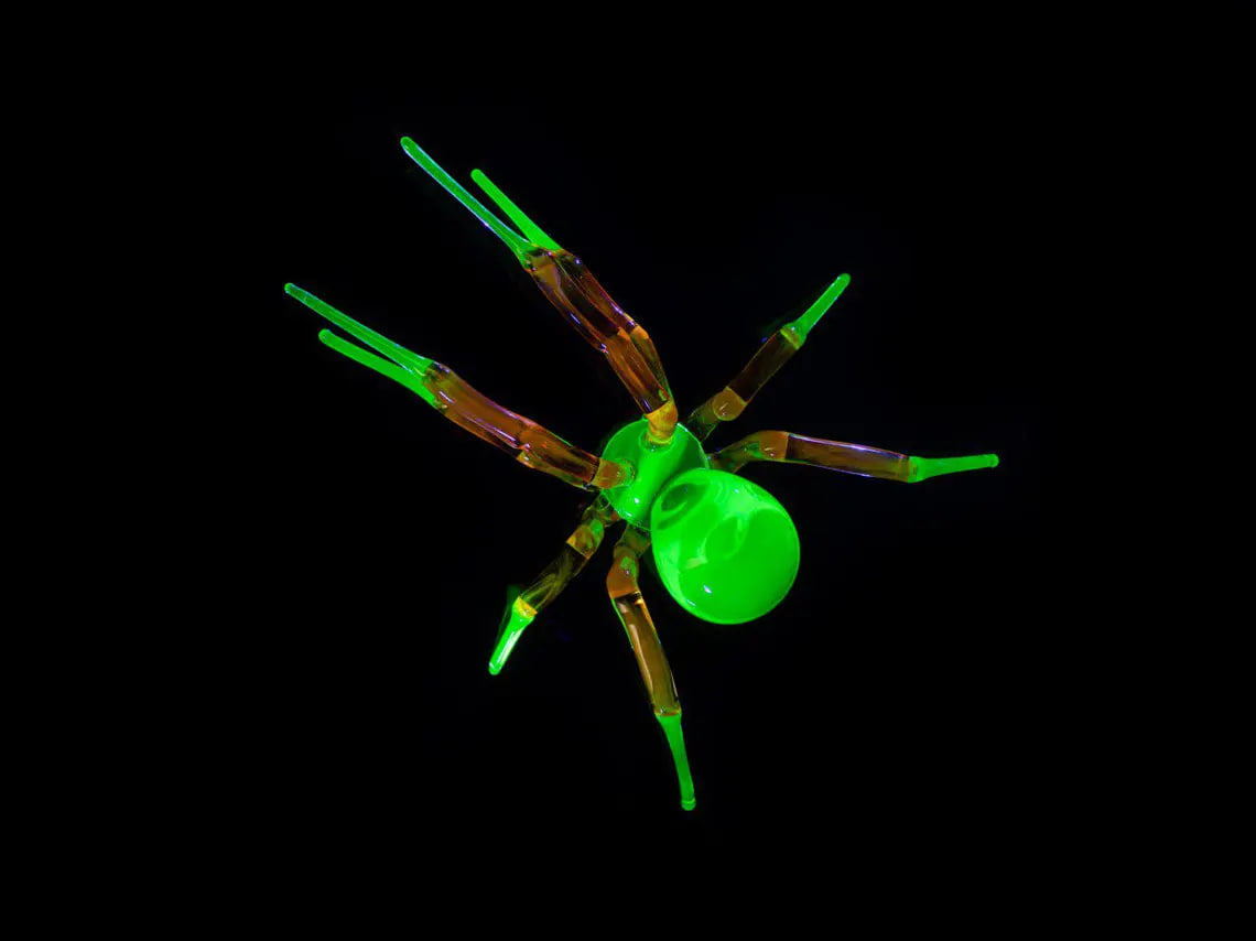 Uranium Glass Spider Figurine – Glowing Lampwork Sculpture, UV Reactive