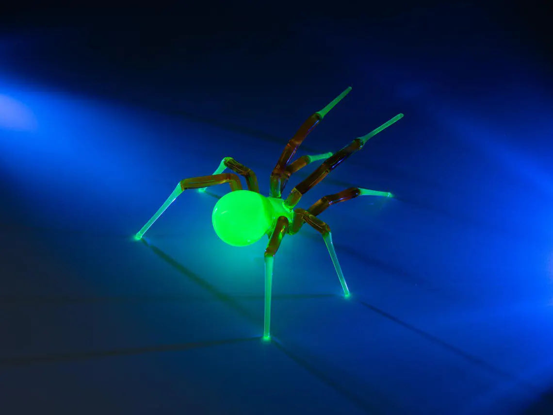 Handmade Uranium Glass Spider Figurine – Green Glowing UV Sculpture
