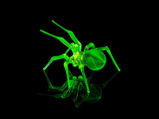 Uranium Glass Spider Figurine – Glowing Green Lampwork Spider – Handmade Gothic Halloween Decor – Creepy Cute UV Reactive Sculpture