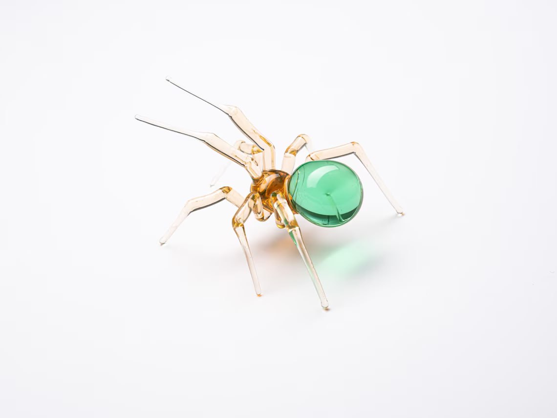 Uranium Glass Spider Figurine – Glowing Green Lampwork Spider – Handmade Gothic Halloween Decor – Creepy Cute UV Reactive Sculpture