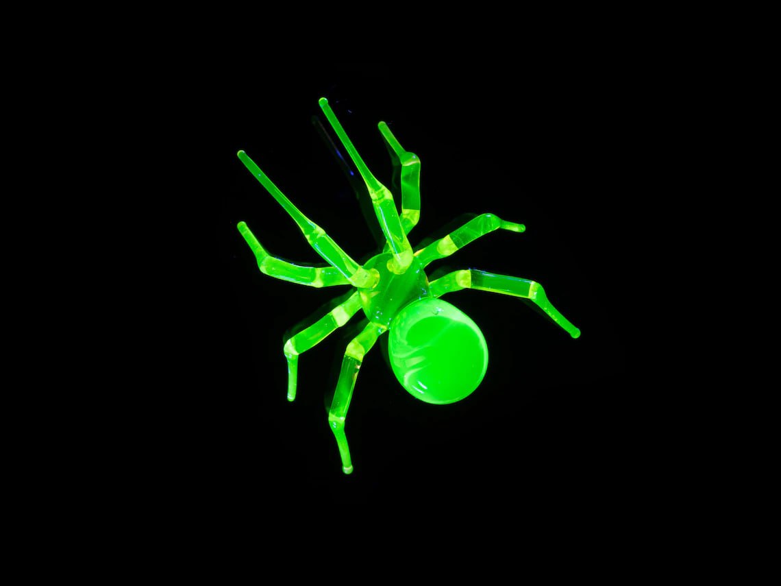 Uranium Glass Spider Figurine – Glowing Green Lampwork Spider – Handmade Gothic Halloween Decor – Creepy Cute UV Reactive Sculpture
