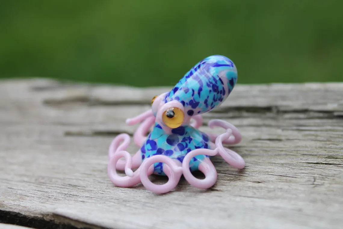 Handmade Glass Octopus Figurine – Blue & Pink Lampwork Animal – Miniature Sea Creature – Ocean Decor – Unique Gift for Marine Lovers