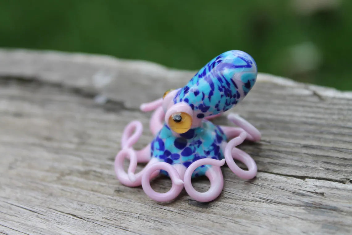 Handmade Glass Octopus Figurine – Blue & Pink Lampwork Animal – Miniature Sea Creature – Ocean Decor – Unique Gift for Marine Lovers