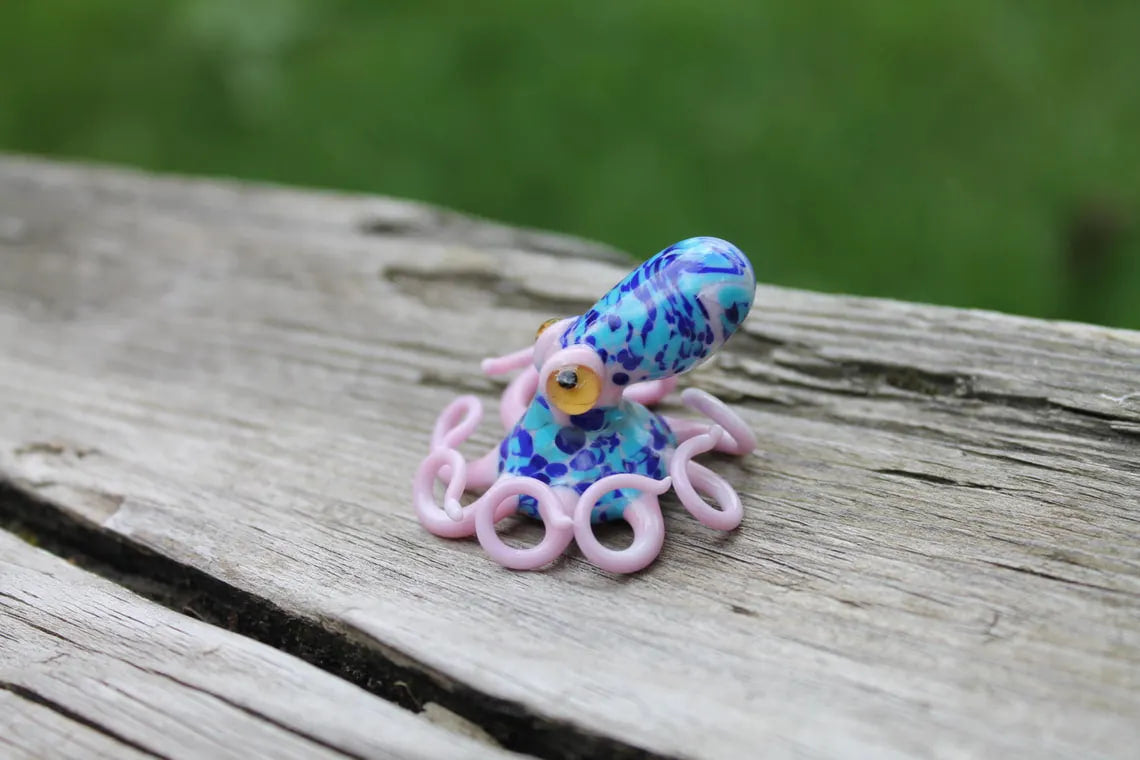 Handmade Glass Octopus Figurine – Blue & Pink Lampwork Animal – Miniature Sea Creature – Ocean Decor – Unique Gift for Marine Lovers