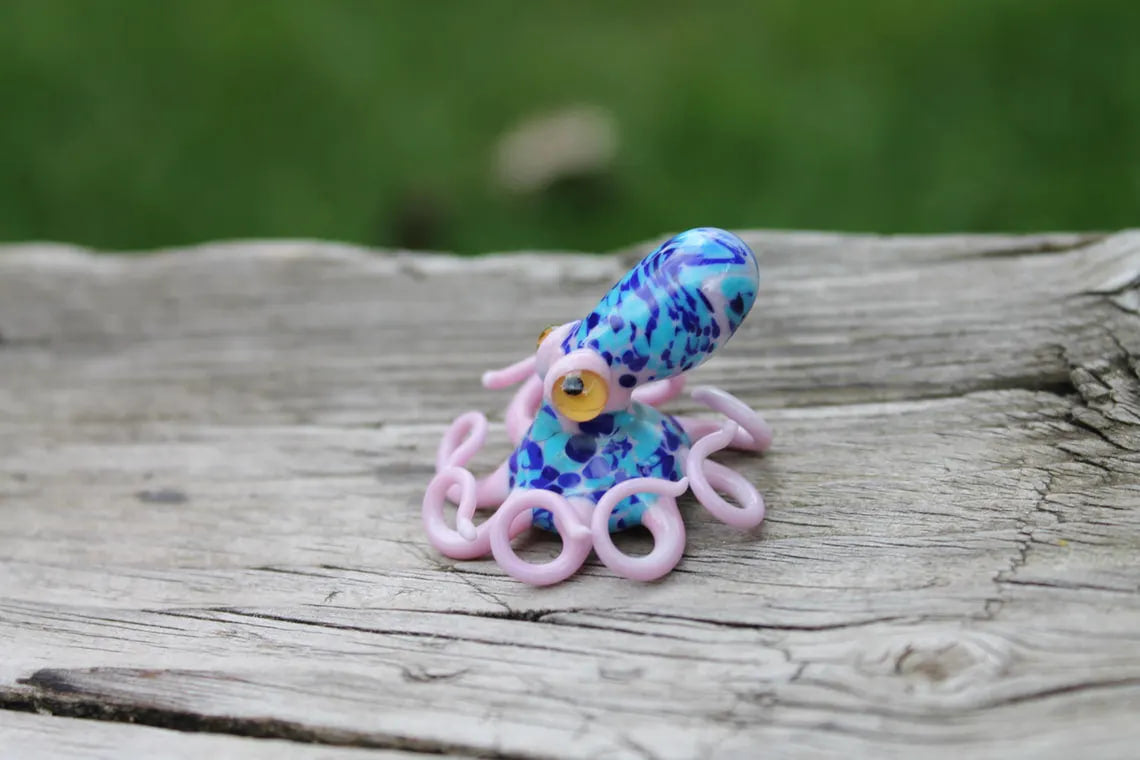 Handmade Glass Octopus Figurine – Blue & Pink Lampwork Animal – Miniature Sea Creature – Ocean Decor – Unique Gift for Marine Lovers