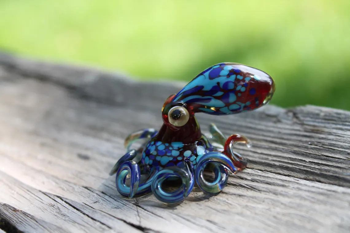 Red & Deep Blue Blown Glass Octopus – Lampwork Kraken Figurine – Ocean Octopus Sculpture – Miniature Sea Animal – Nautical Glass Decor